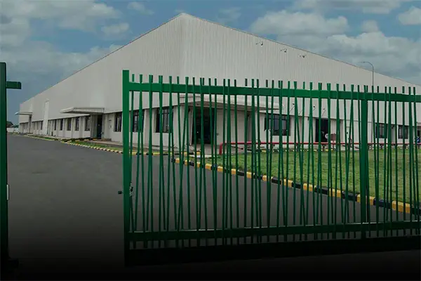 Imagen de una puerta autoportante a la entrada de un recinto industrial