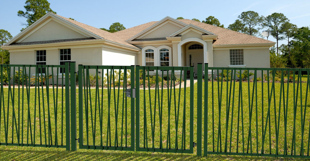 House with garden accessed by a swing gate Not Crossing Exotic® Plus