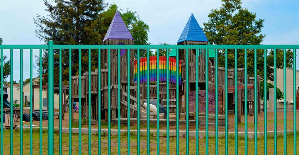 Parque para niños cerrado con una reja Diabolo Plus