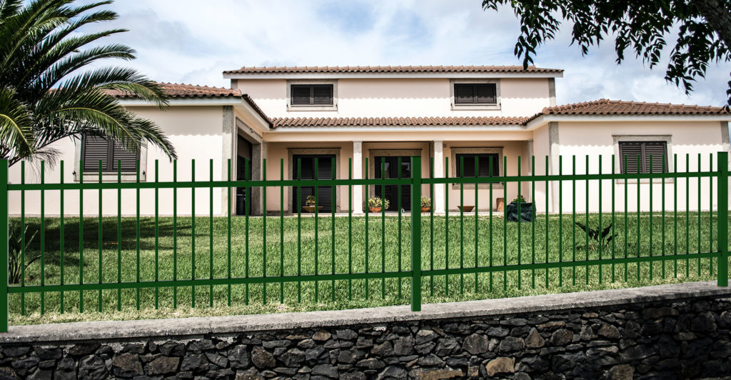 Exterior of a chalet with a garden fenced by a Crossing Tubes Plus railing