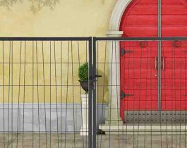 Puerta abatible Exotic de dos hojas y color gris con puerta roja de fondo