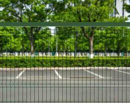 Emarrillado de una Puerta Autoportante Light Hércules® en un parking de acceso a un edificio de negocios