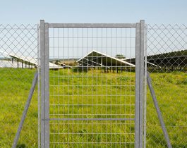 Puerta batiente Basic para recibir malla instalada en un parque solar