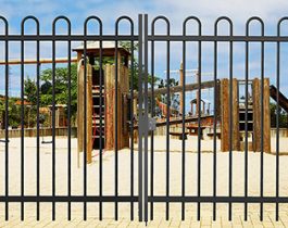 Parque infantil cerrado con una Zoom de la puerta batiente Ondas Plus