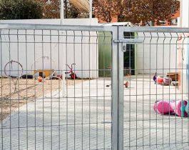 Puerta Hércules galvanizada instalada en un colegio