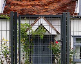 Puerta malla entrada jardin gris