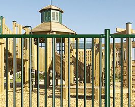 Parque infantil de juegos vallada por la verja Diabolo Plus