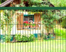 Casa de campo con una verja Enmarcada Plus en su exterior
