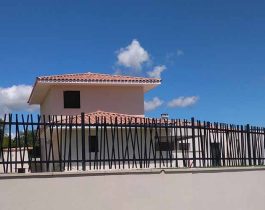 Casa de campo con verja Exotic negra