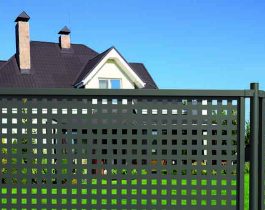 Verja Perforada Plus en el exterior de una casa con jardín